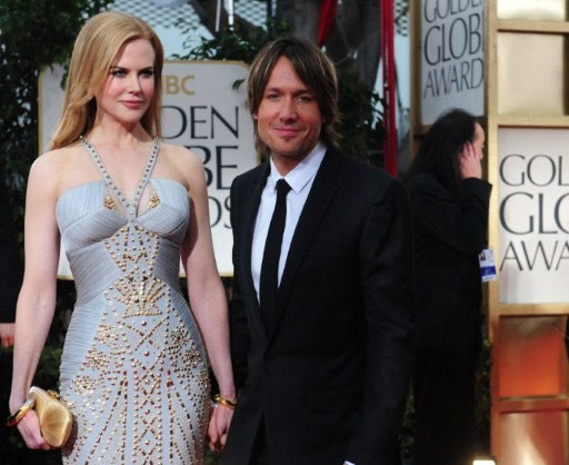 Nicole Kidman dường như đẹp hơn sau khi có bé Sunny-Rose. Cùng ông chồng đào hoa đi dự tiệc, thiên nga nước Úc diện chiếc váy ôm, có đính cườm thanh lịch và vô cùng quyến rũ. Không biết ngắm nhìn hình ảnh này của vợ cũ, Tom Cruise có phần nào xao xuyến không nhỉ?